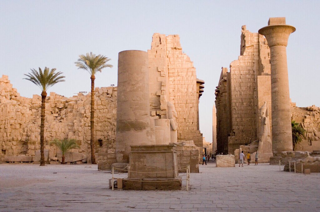 Tourists visit Karnak Tempel, Luxor, Egypt